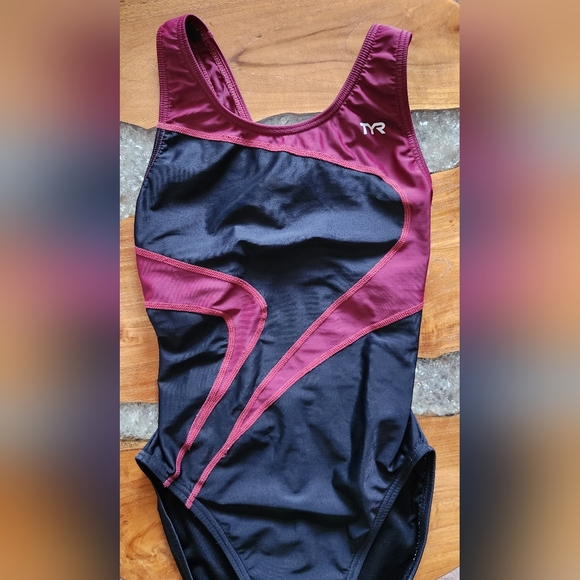 TYR Women's Athletic One-piece Swimsuit EUC - Picture 2 of 7